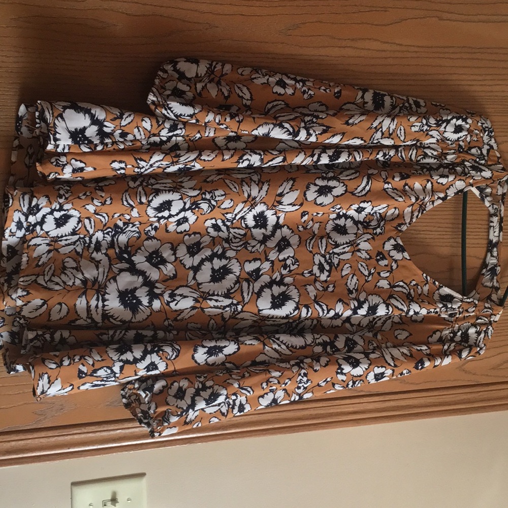 Fun and flirty fall floral top!