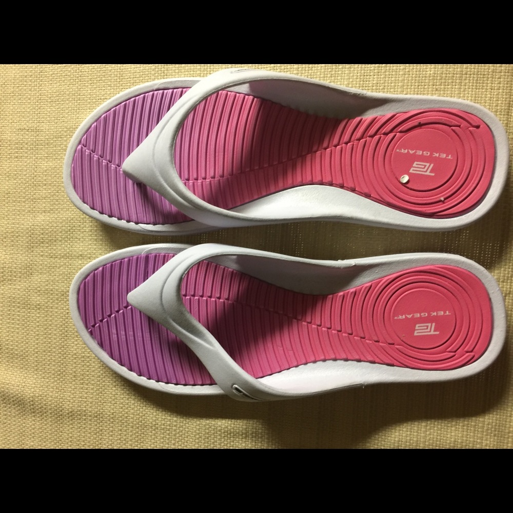 NWOT Flip Flops Large 9/10
