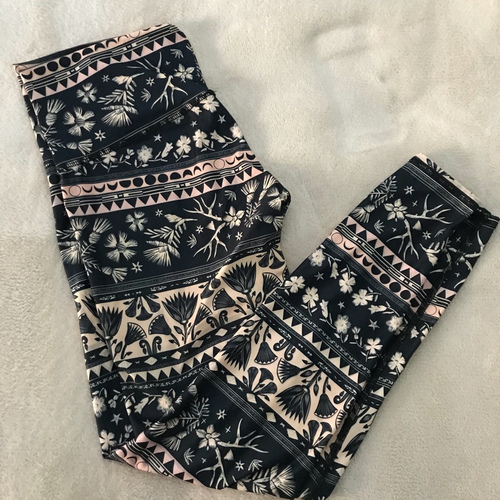 Teeki Black design yoga pants size large