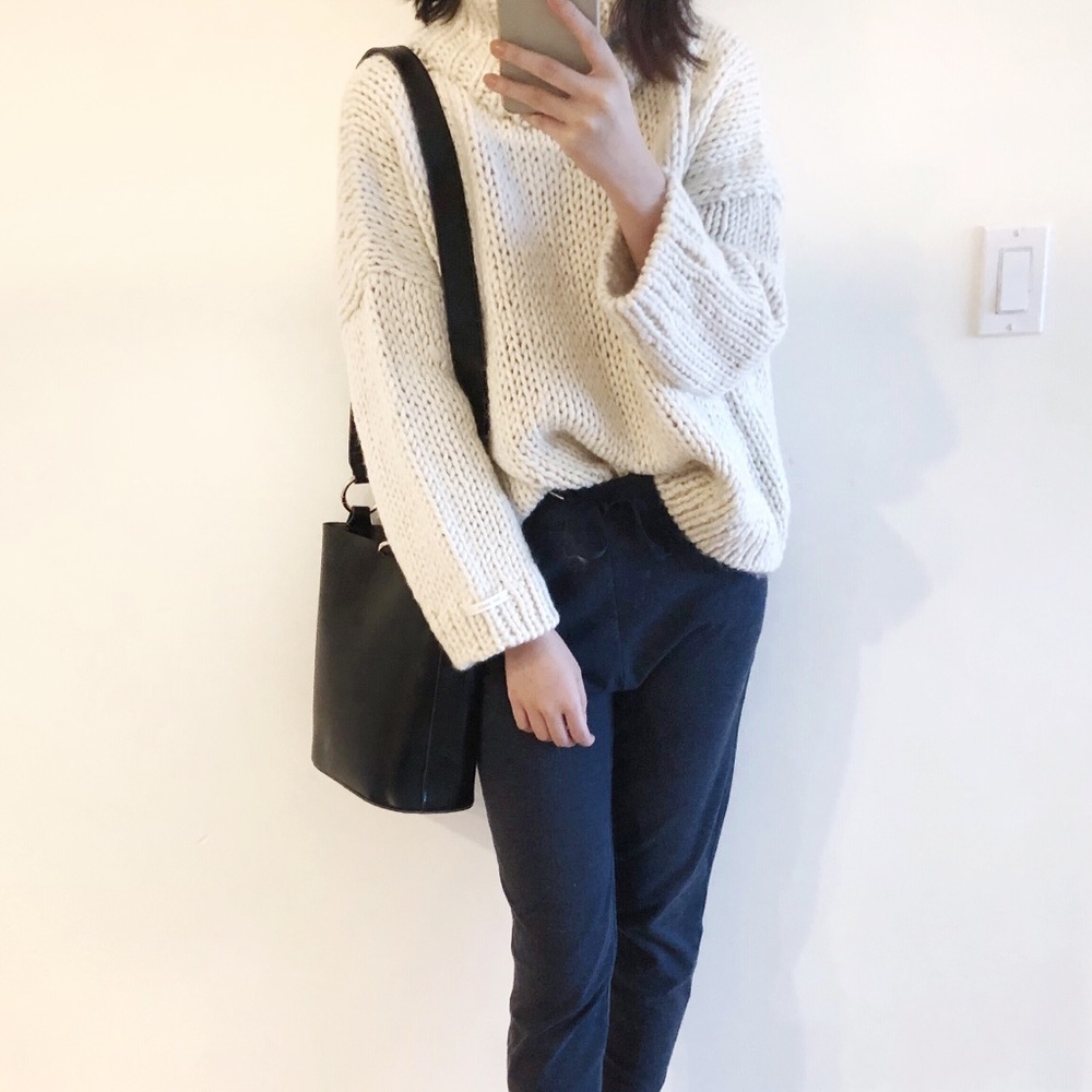 Minimal metal closure bucket bag - Picture 3 of 8