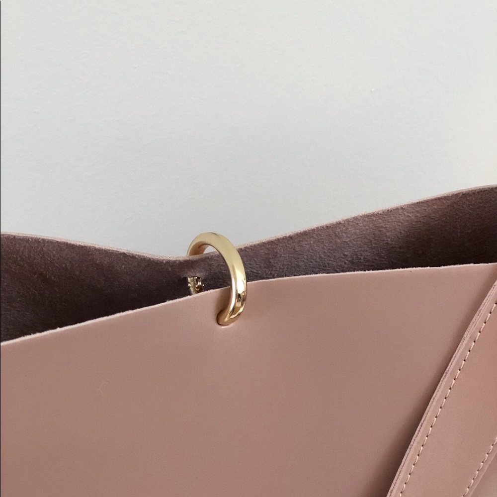 Minimal metal closure bucket bag - Picture 6 of 8