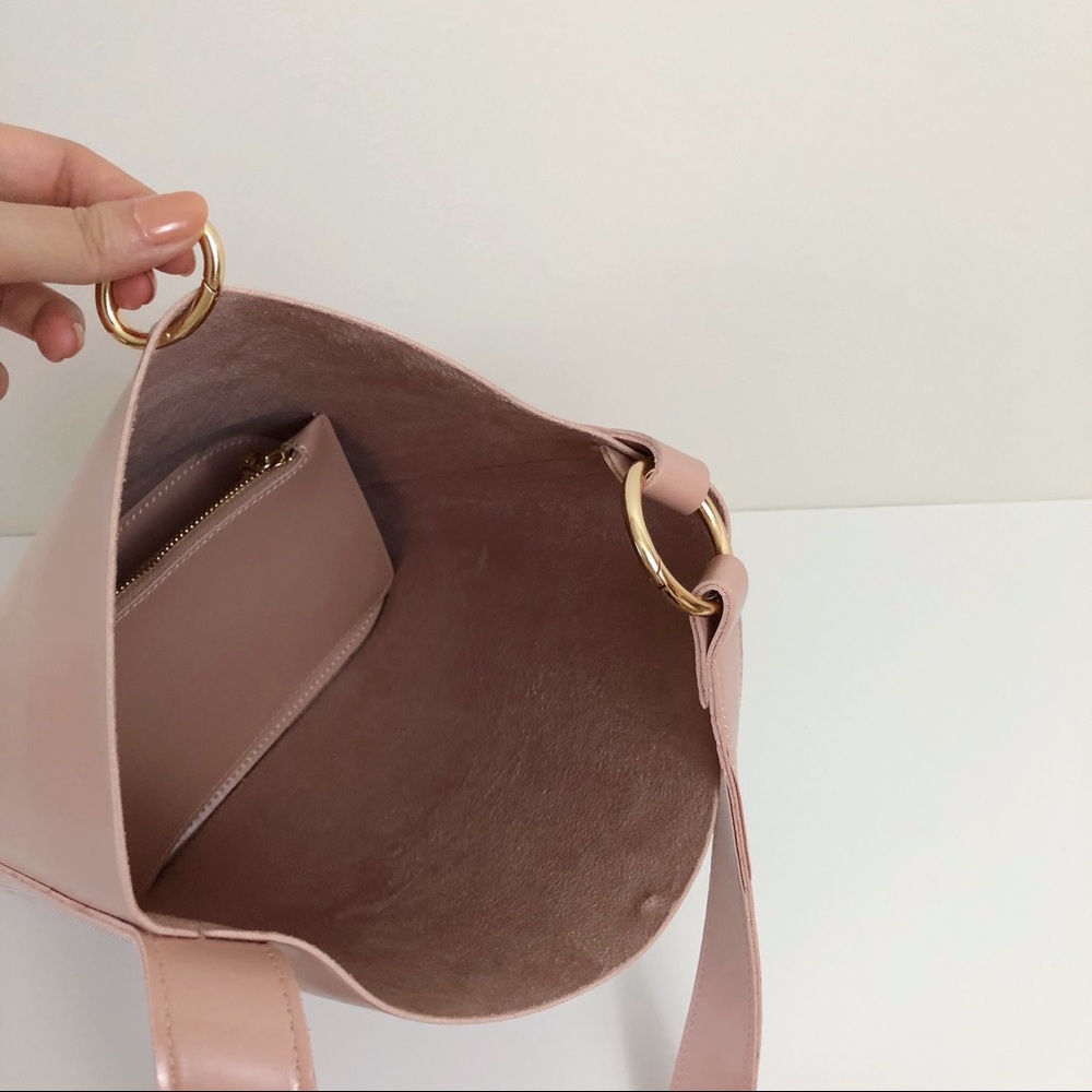 Minimal metal closure bucket bag - Picture 7 of 8