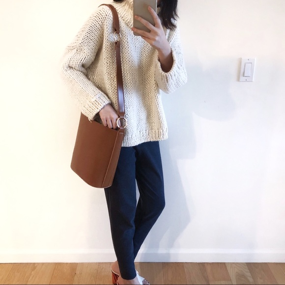 Minimal metal closure bucket bag - Picture 4 of 8