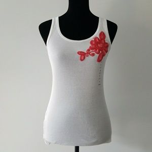 White ribbed tank w flower