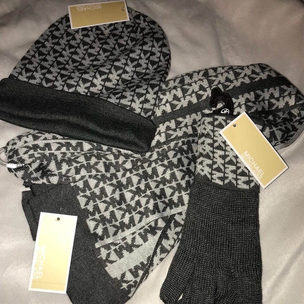 NWT Full Michael Kors Scarf/Gloves/Hat Set