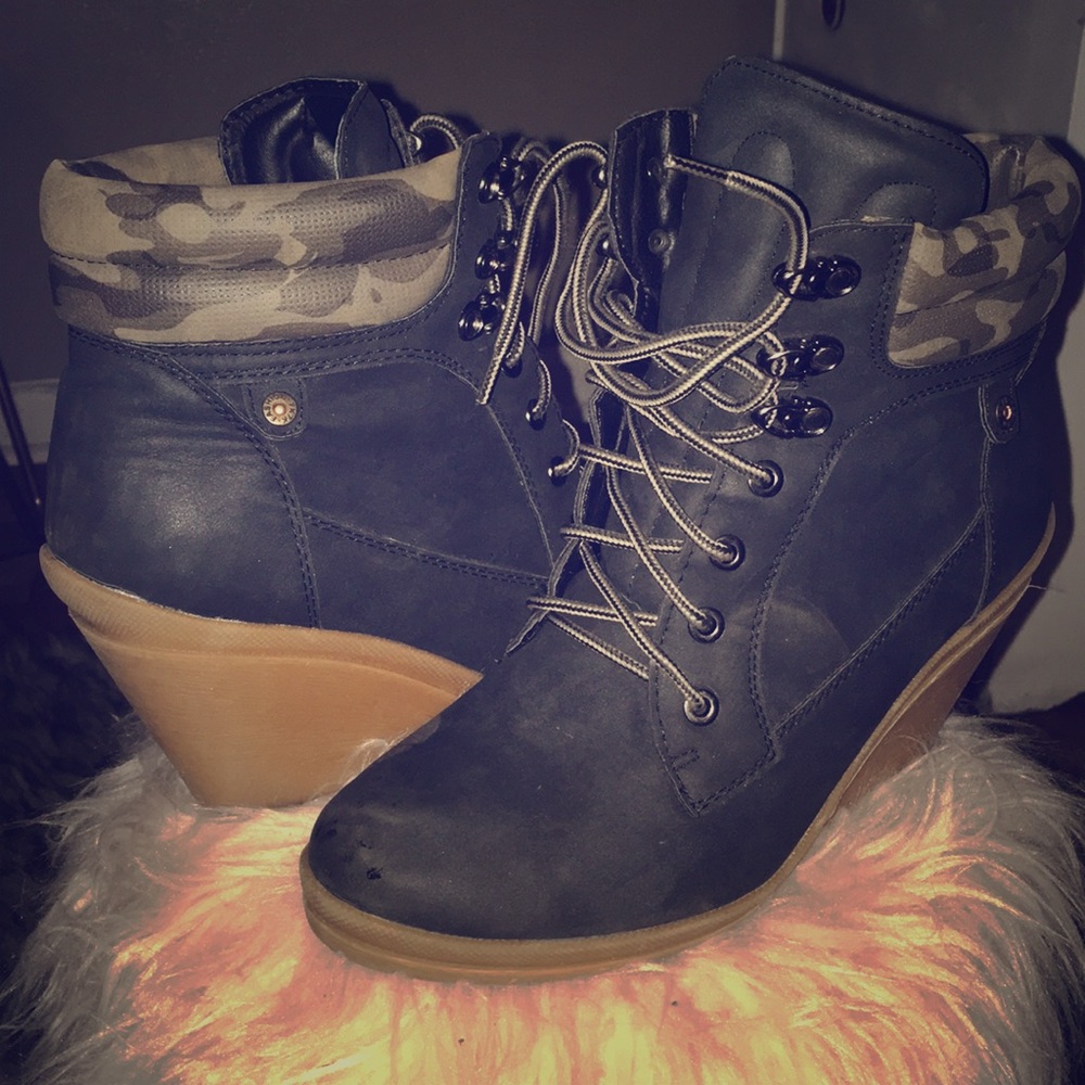 Black camo boots