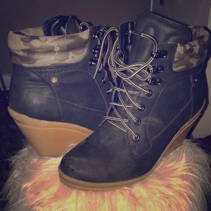 Black camo boots