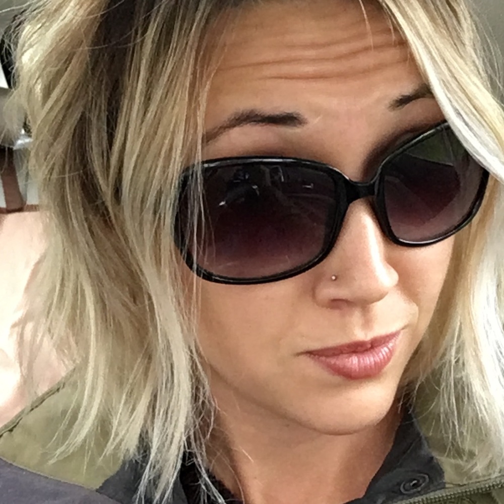 Meet your Posher, Casandra