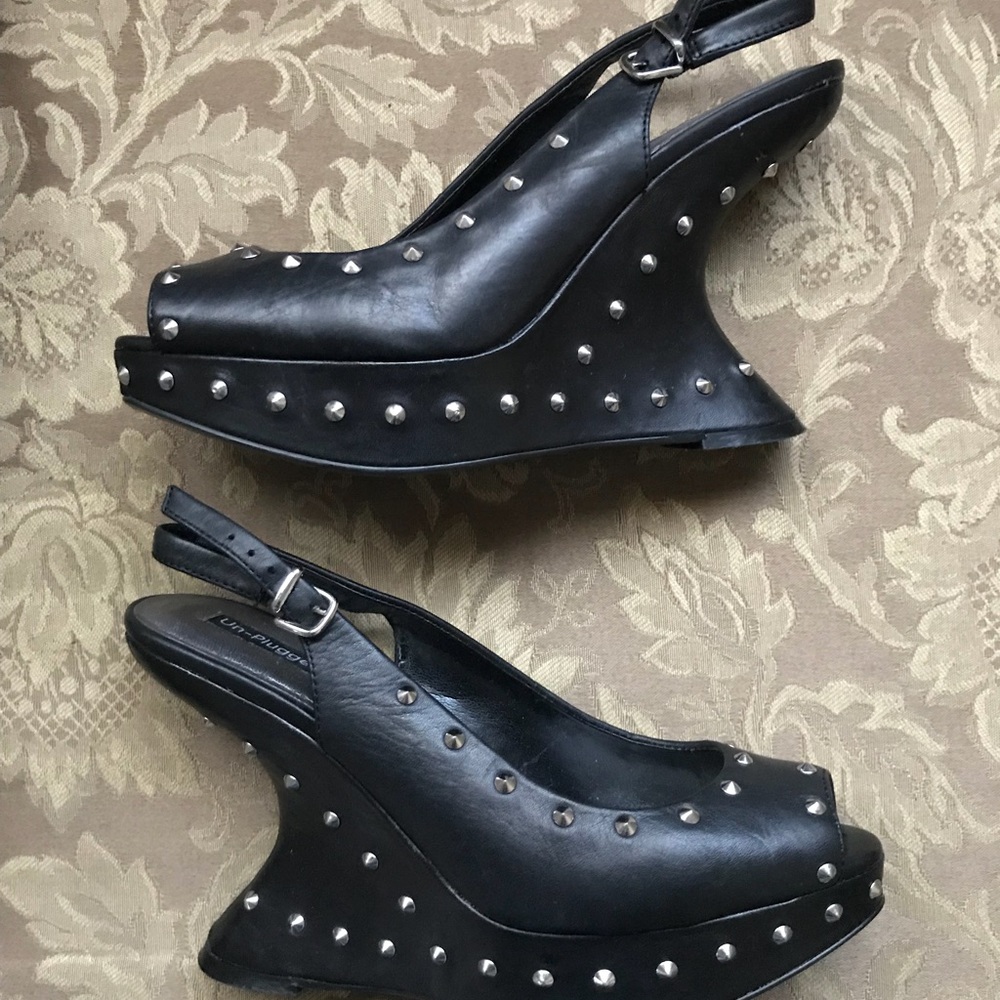 🚫SOLD🚫🔥Black w/silver studs🔥🔥