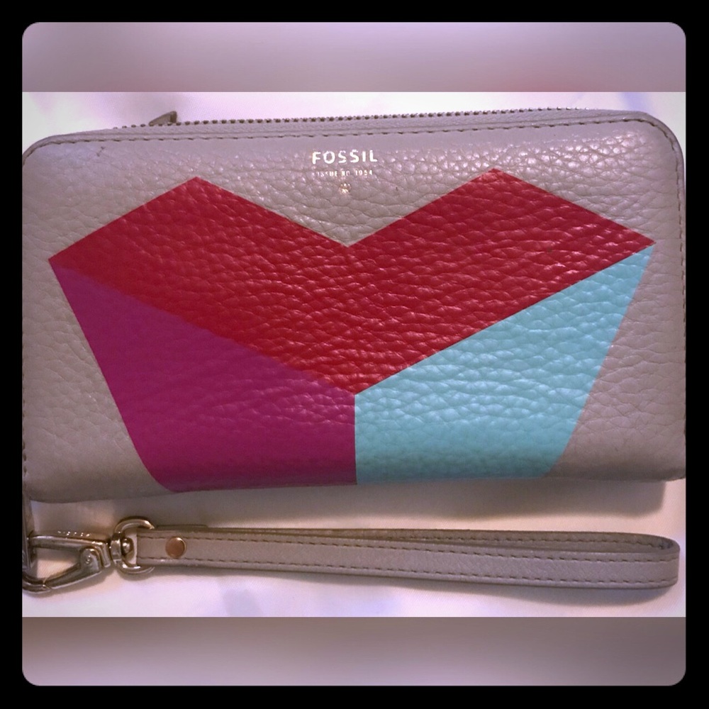 Fossil wristlet clutch wallet tech phone heart ❤️