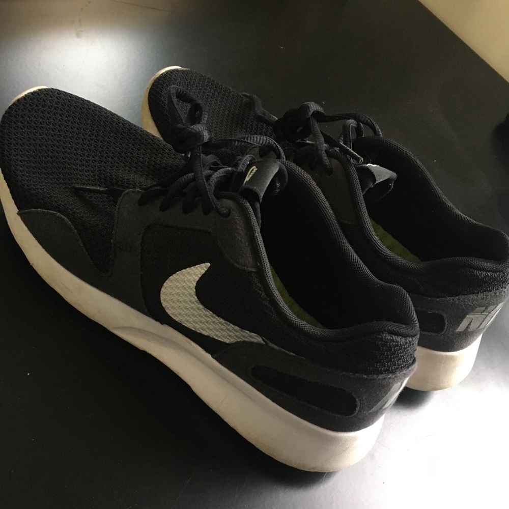 black nike shoes