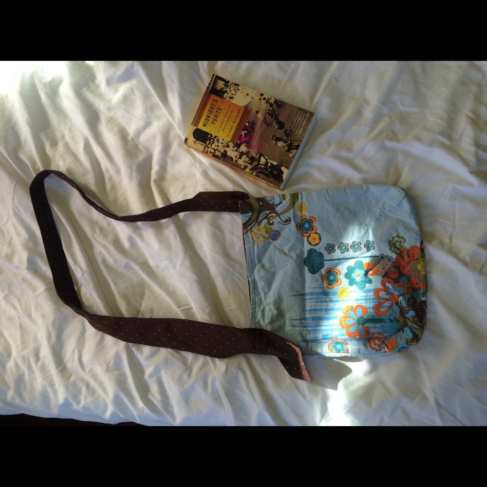 Vector Graphic Book Bag - Picture 3 of 3
