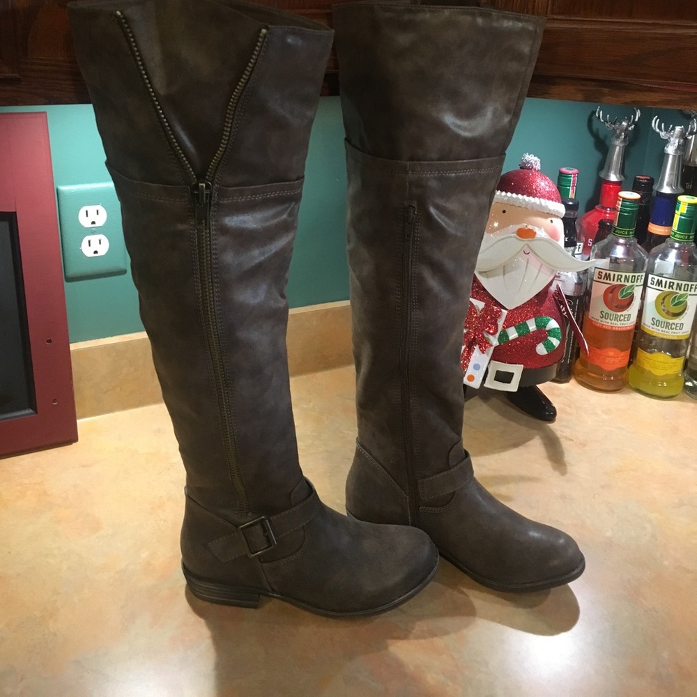 Tall brownish colored boots. Size 7