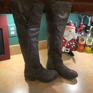 Tall brownish colored boots. Size 7