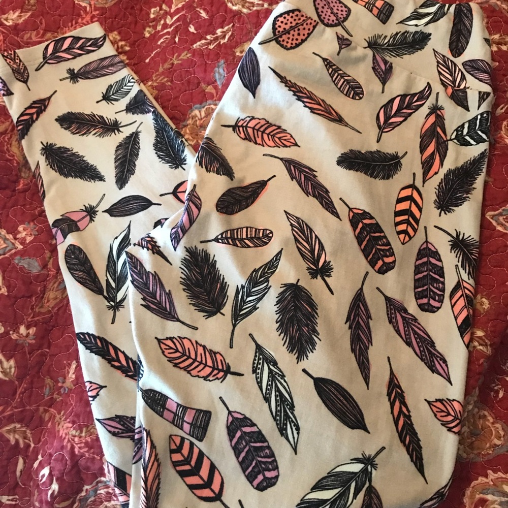 LuLaRoe TC Leggings- Light Gray with Feathers