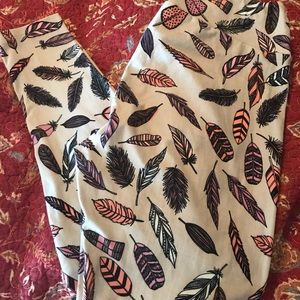 LuLaRoe TC Leggings- Light Gray with Feathers