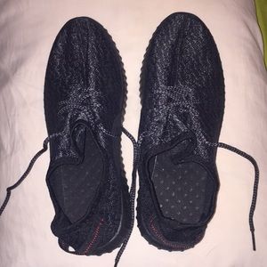 Stretchy tennis shoes