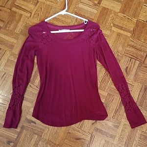 🎰 3/$10 - Lace detailed, maroon top.