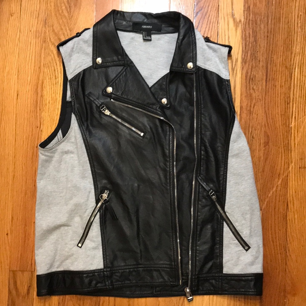 Leather Vest - Forever 21 - L