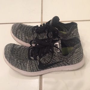 Nike grey and white tennis shoes