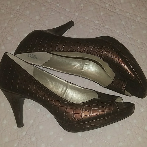 Shoes - Picture 3 of 4