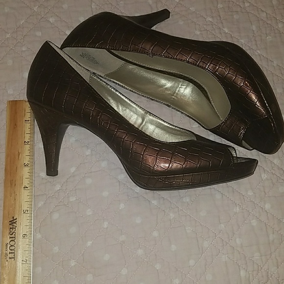 Shoes - Picture 4 of 4