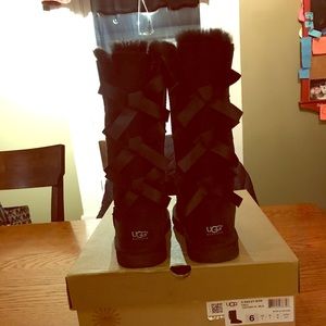 Youth 6 Black Bailey Bow EUC