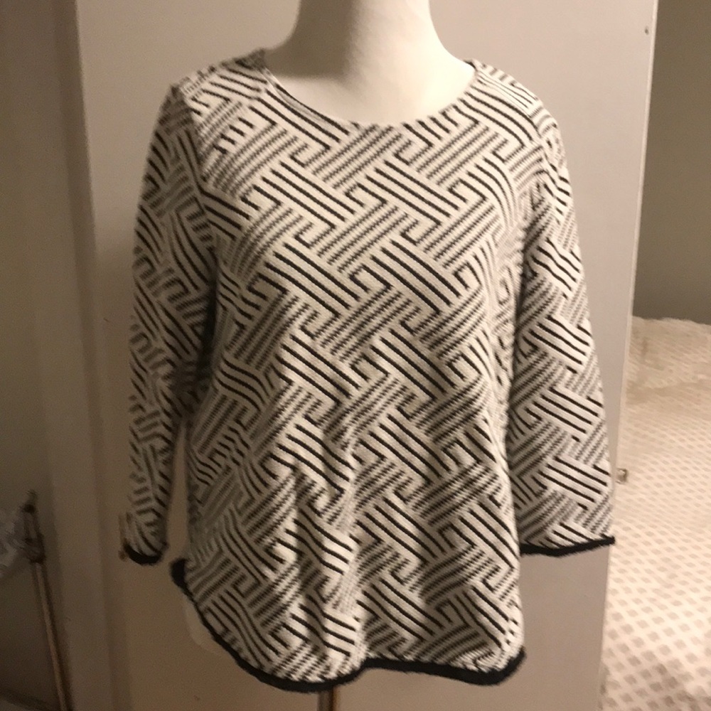 Geometric swing top