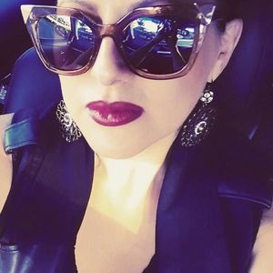 Meet your Posher, Simone