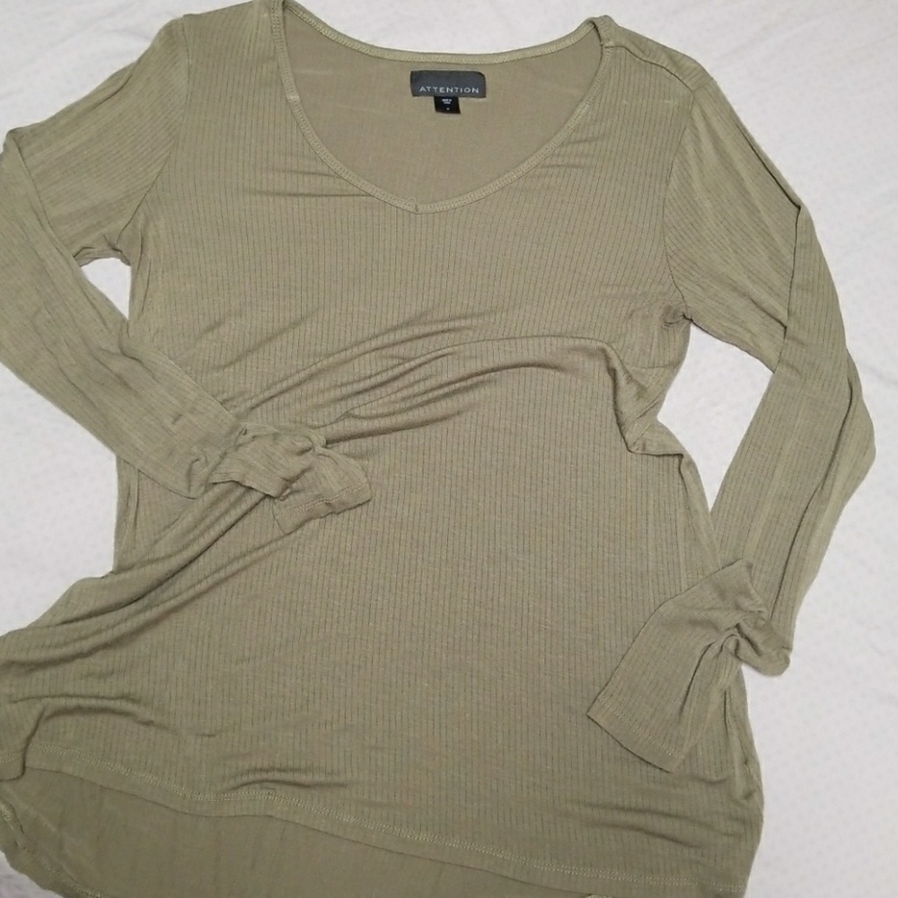 ☘Long sleeve ribbed top w/ rounded hem