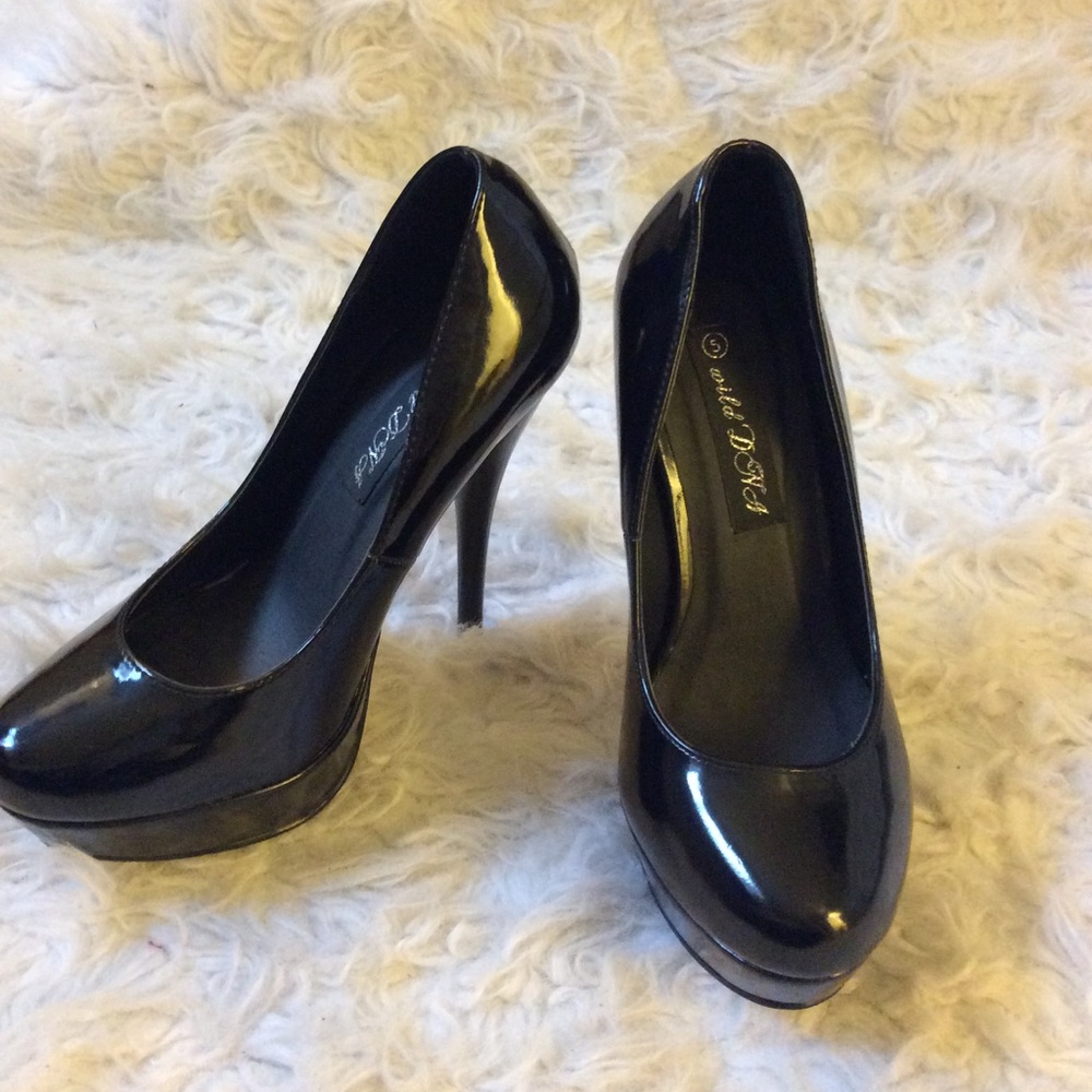 Wild diva pumps