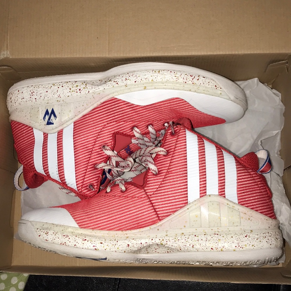 Basketball shoes
