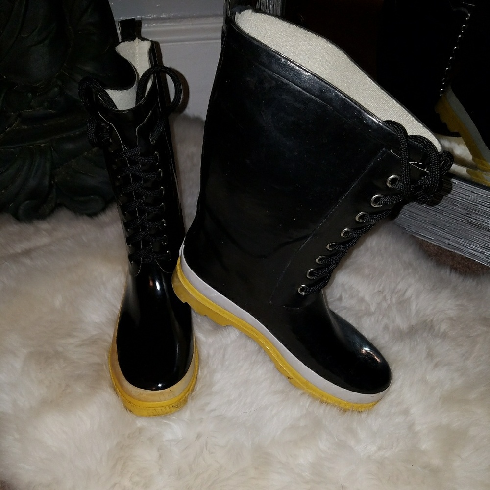BLACK & YELLOW RUBBER BOOTS  👢 - Picture 2 of 3