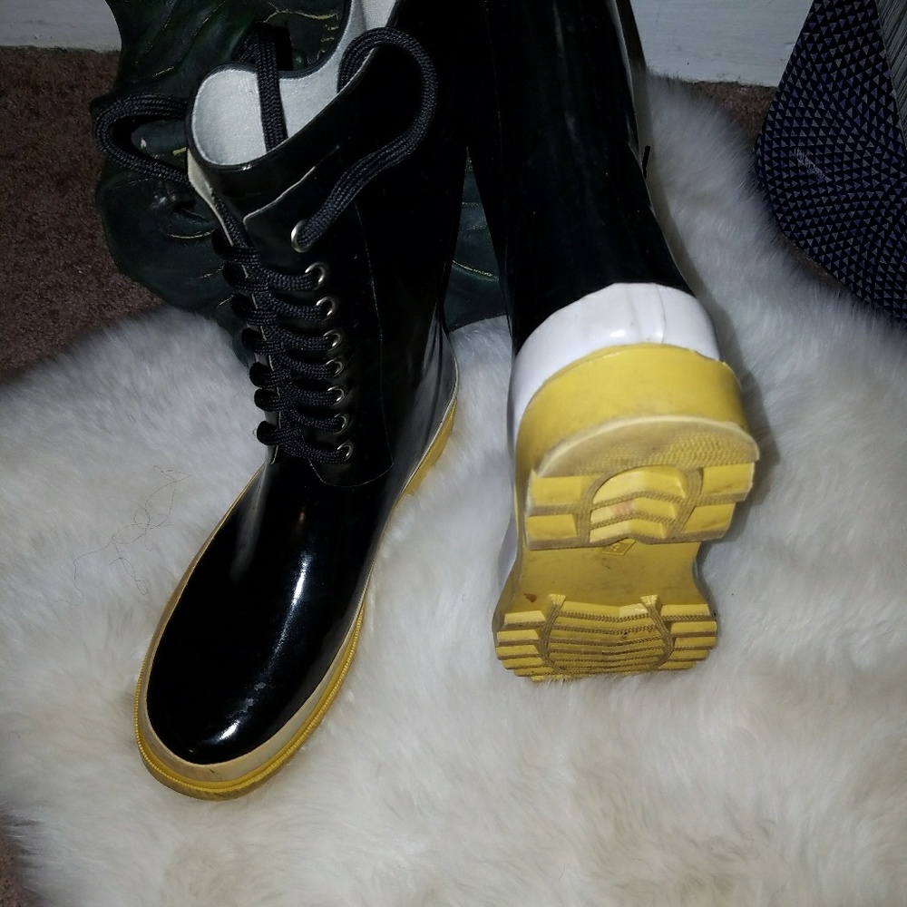 BLACK & YELLOW RUBBER BOOTS  👢 - Picture 3 of 3