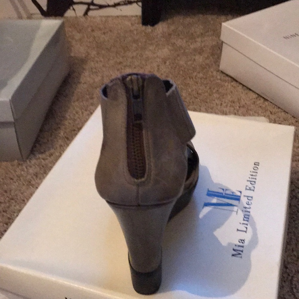 Mia Limited edition Military Green wedges - Picture 2 of 3