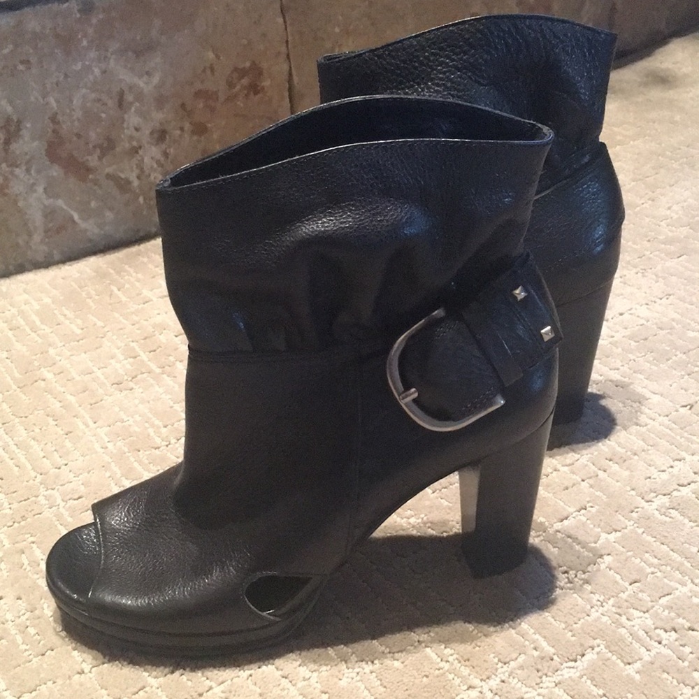 Gianni Bini 8 medium black leather bootie - Picture 2 of 8