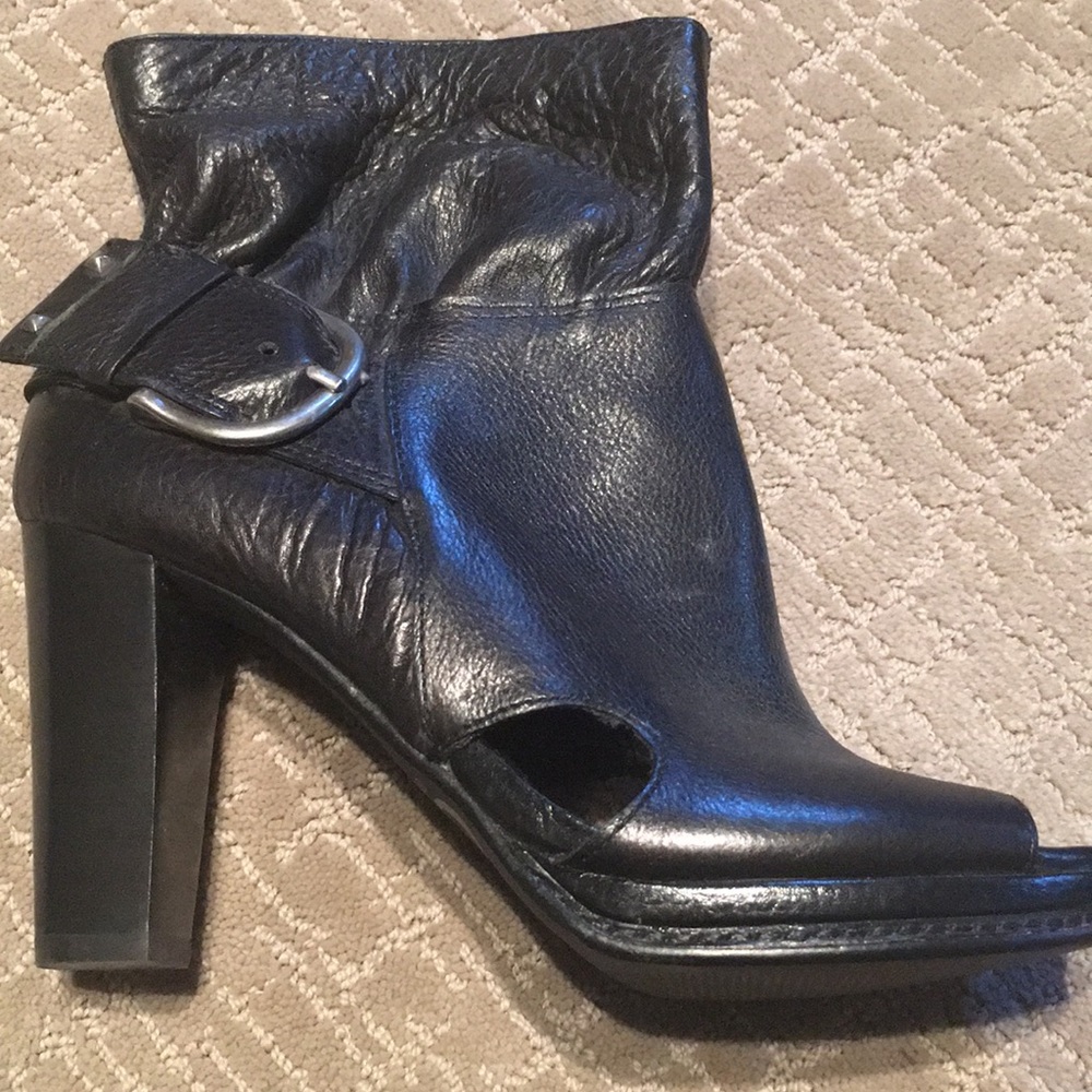 Gianni Bini 8 medium black leather bootie - Picture 8 of 8
