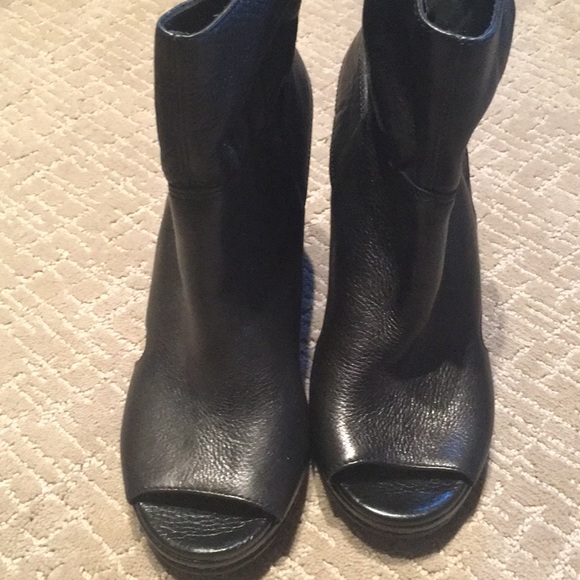 Gianni Bini 8 medium black leather bootie - Picture 4 of 8