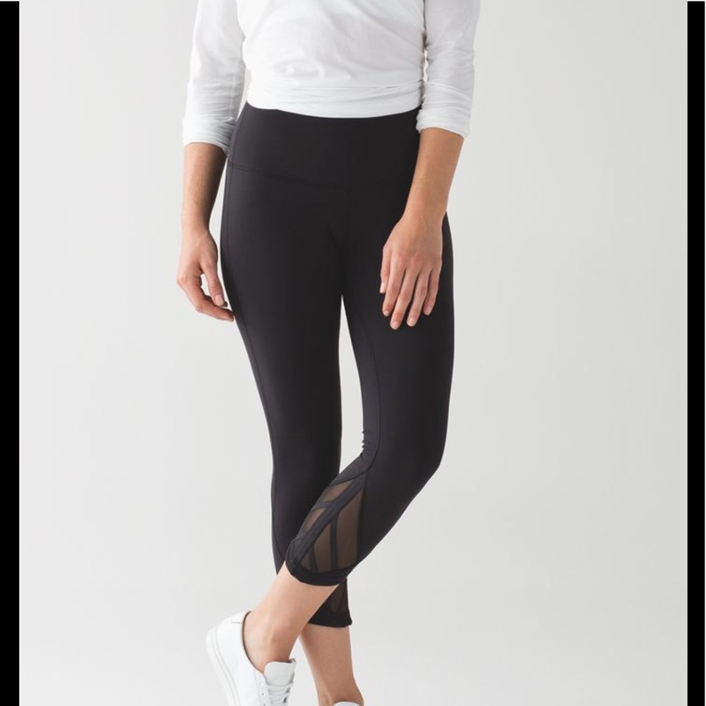 Lululemon Essential Rhythm Crop, Black. Size 4.
