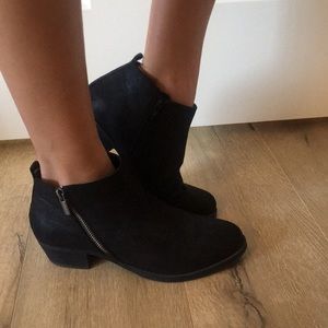 BLACK BOOTIES
