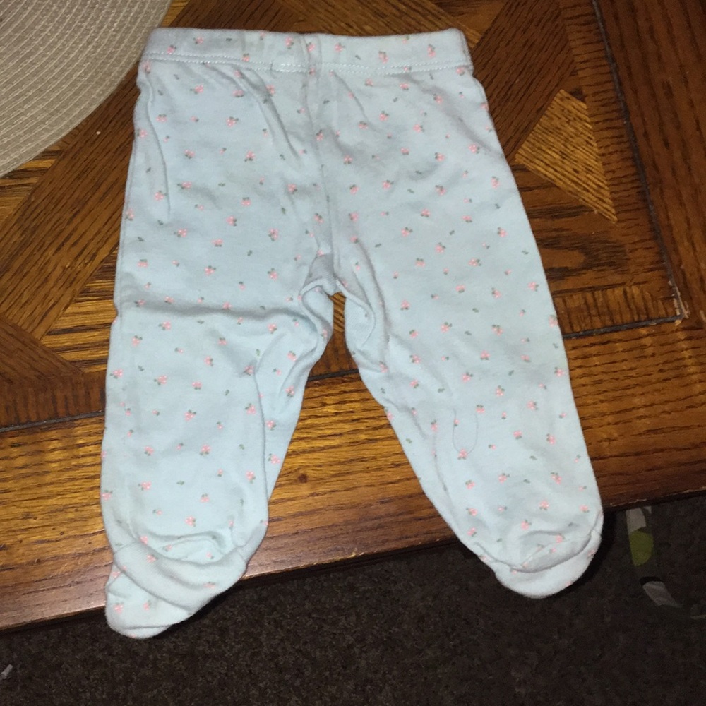 A baby outfit with a shrit that says love