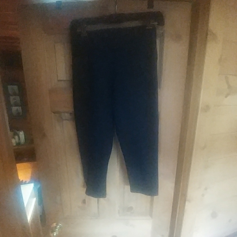 Black cropped yoga pants