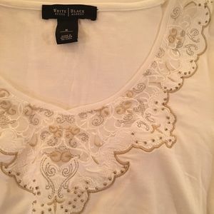 ❤️WHBM Beautiful Embroidery White Top NWOT