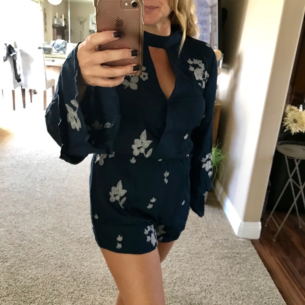 HONEY PUNCH Floral embroidered romper. Choker neck - Picture 4 of 4