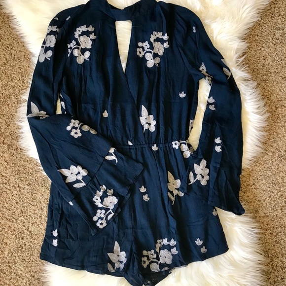 HONEY PUNCH Floral embroidered romper. Choker neck - Picture 2 of 4