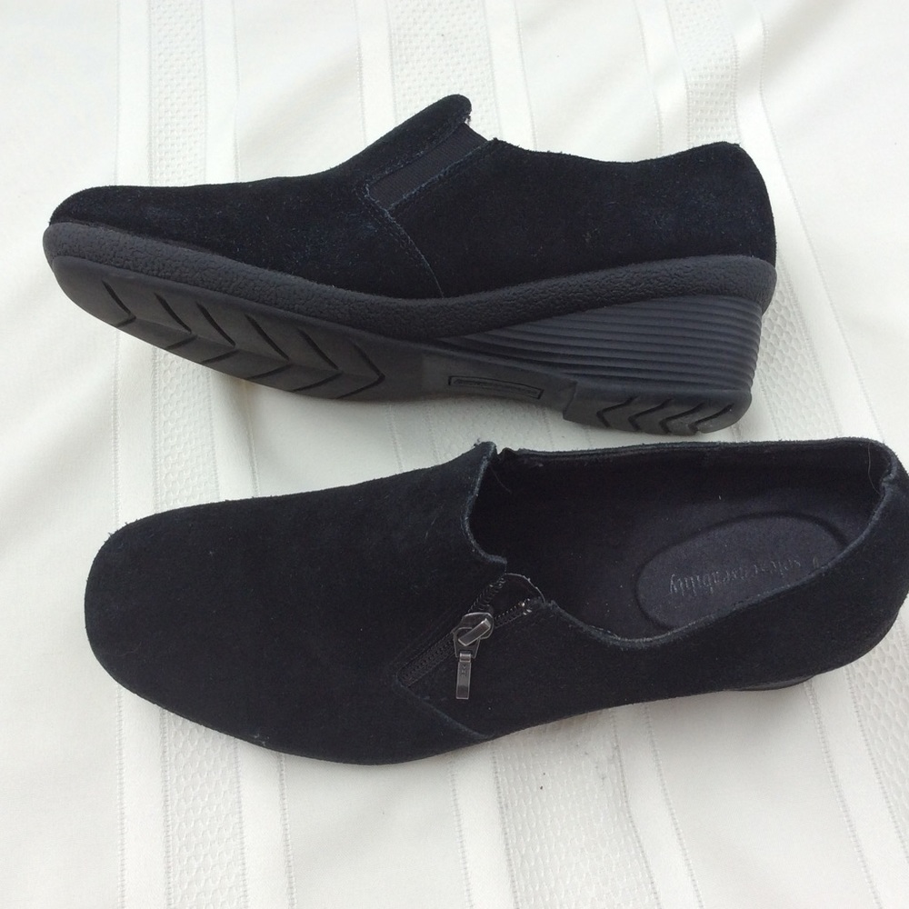 N.worn suede shoes.