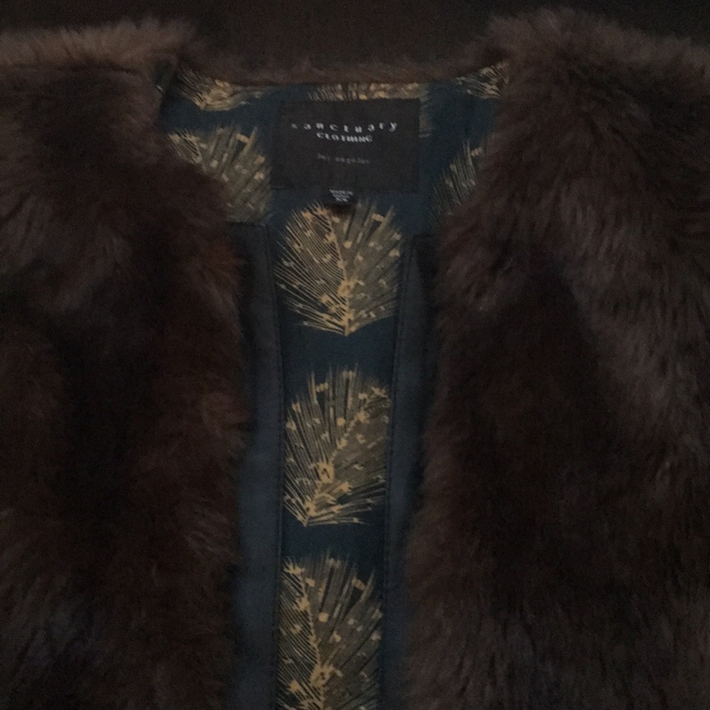 Women’s Faux Fur Vest - Picture 3 of 4