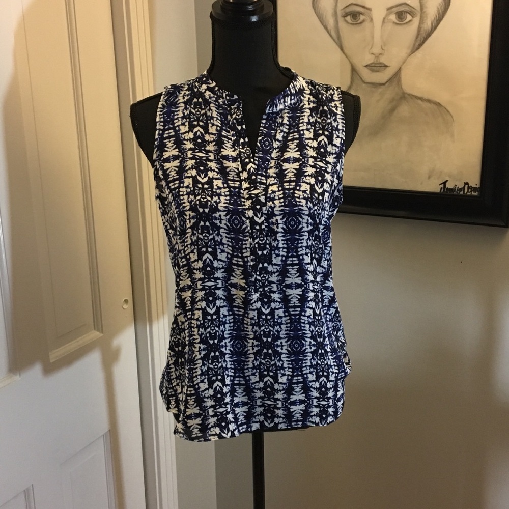 Blue and white sleeveless top 💙