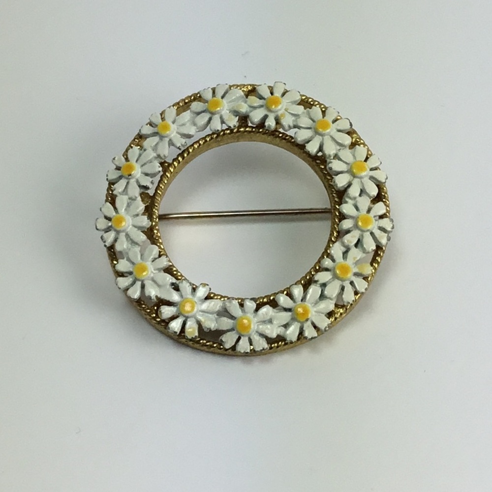 Daisy enamel brooch