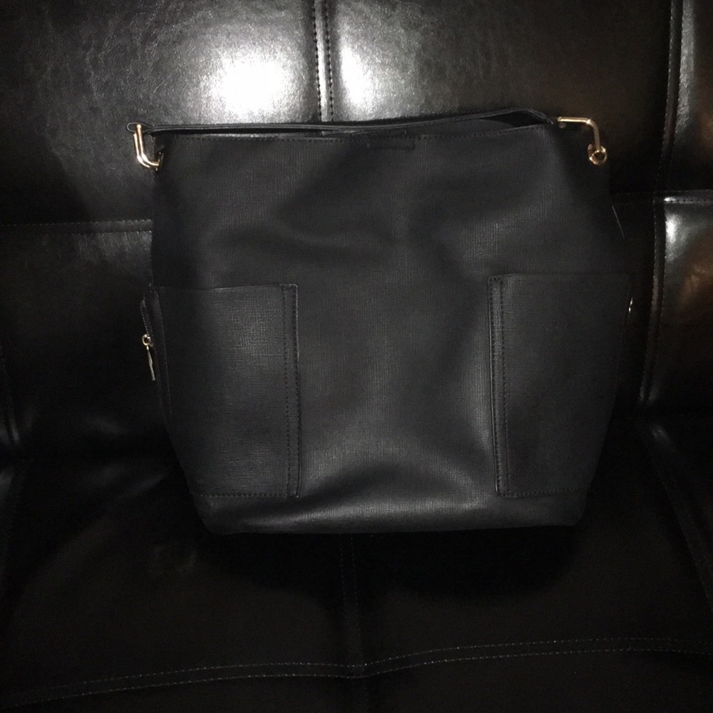 Large Black Bucket Bag w/ Gold hardware 💛